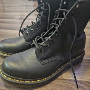 Dr. Martens 1460 Smooth Leather Black 8-Eye Boots – Women’s 9